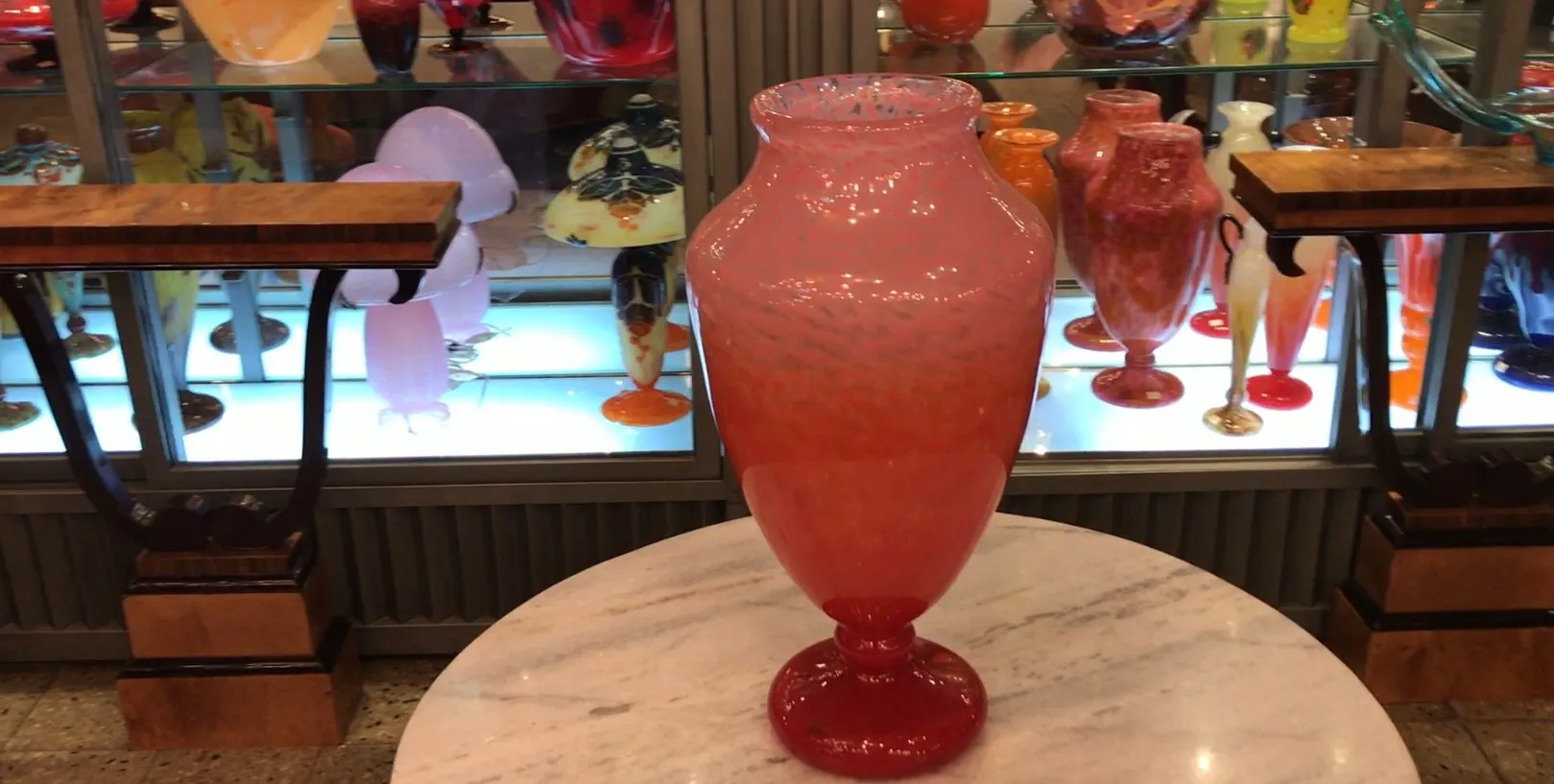 Luxuoso vidro antigo assinado por Schneider, com um delicado design em tons de rosa