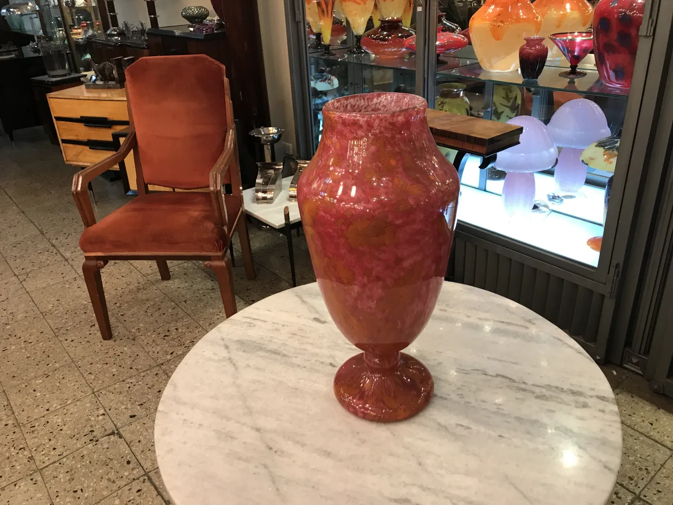 vase décoratif en verre signé dans un cadre antique