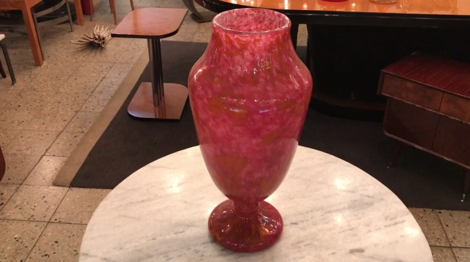 Vaso de vidro antigo assinado em tons de vermelho e amarelo.