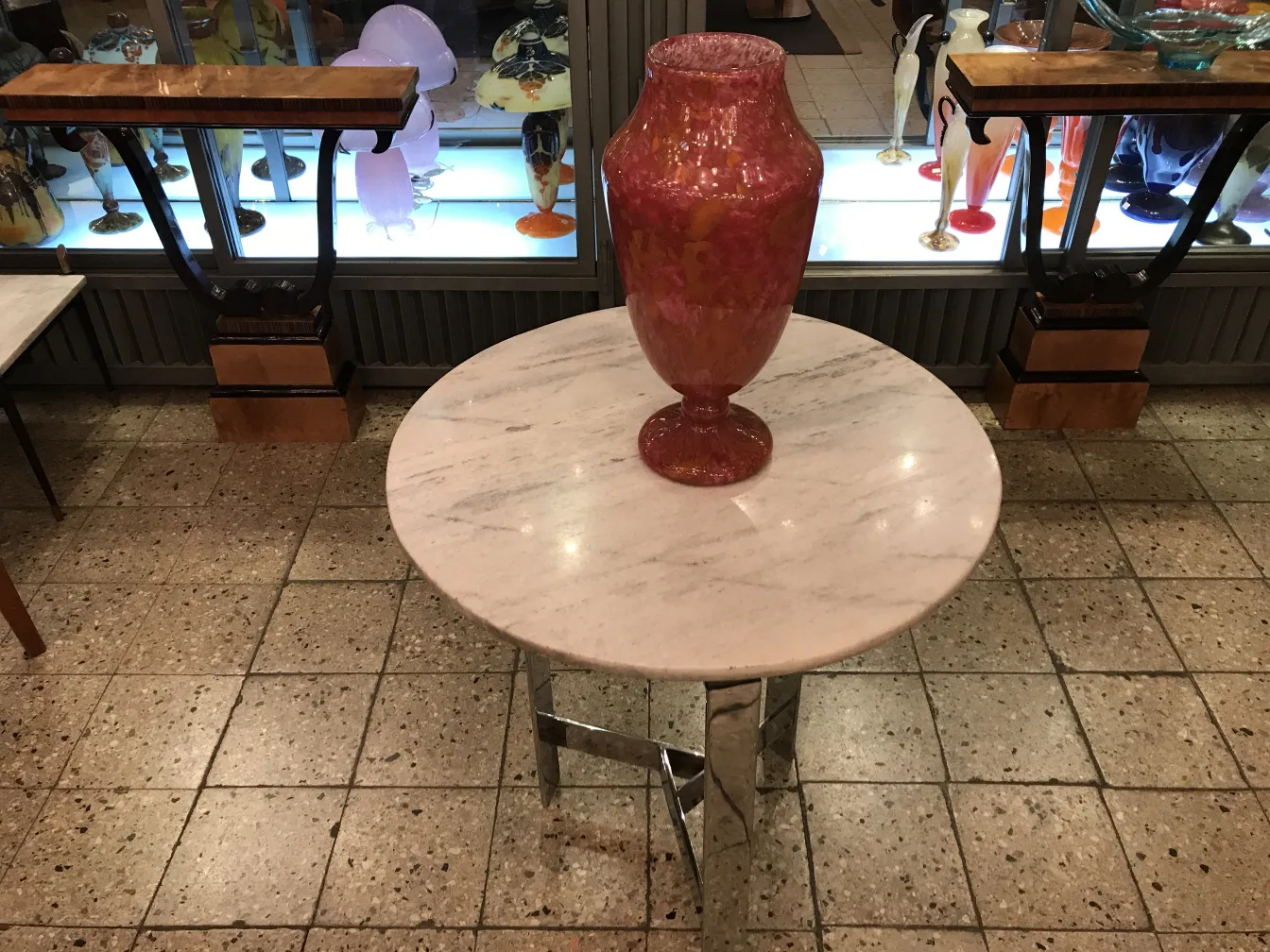 Vaso de vidro assinado em tons de rosa e laranja, antiguidade elegante.