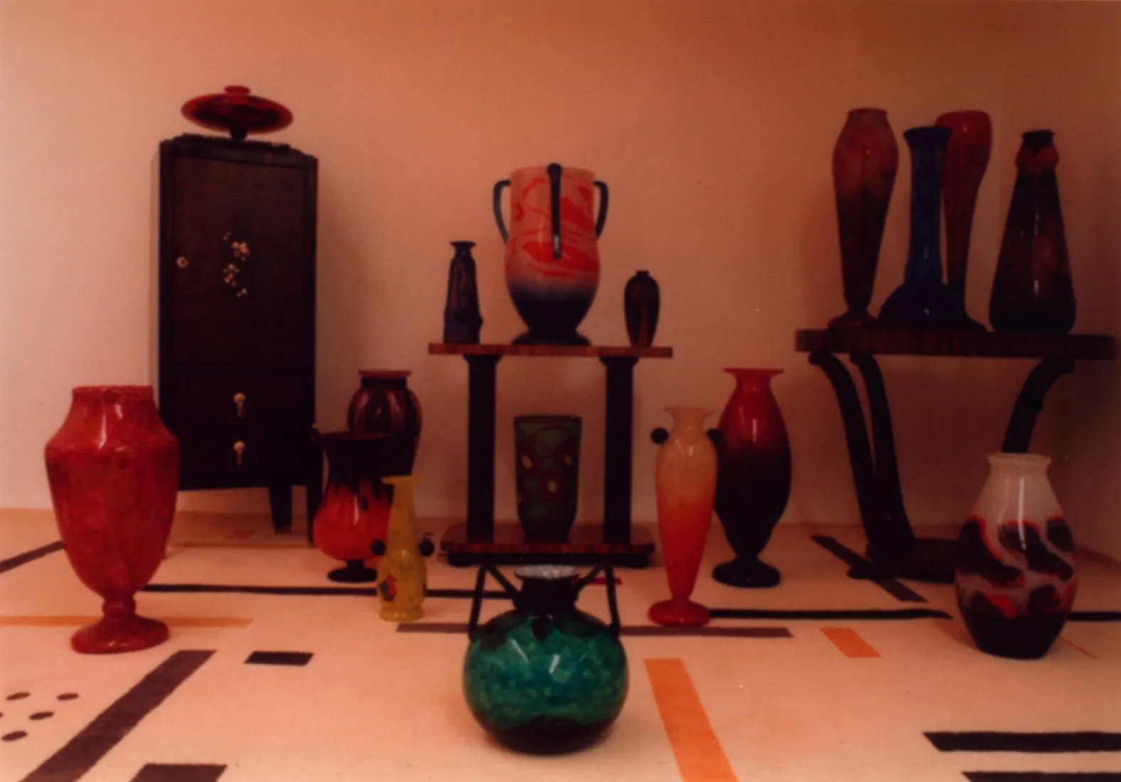 vidro antigo assinado, várias decorações ao fundo