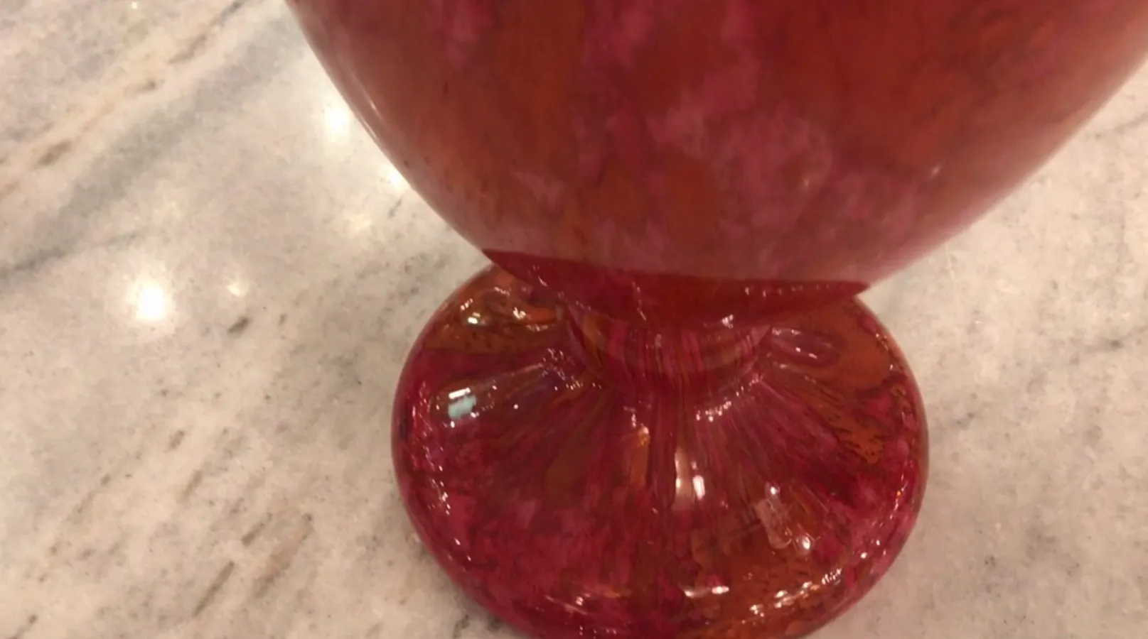 Vidro assinado antigo de Schneider em tons vermelhos, elegante.