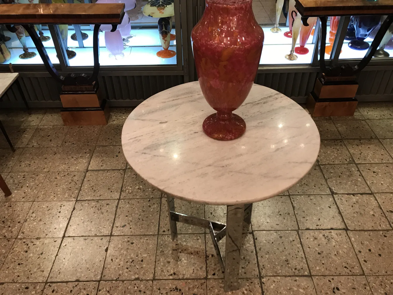 antikstück mit signiertem Glas von Schneider ausgestellt, einzigartige Form und Farbe