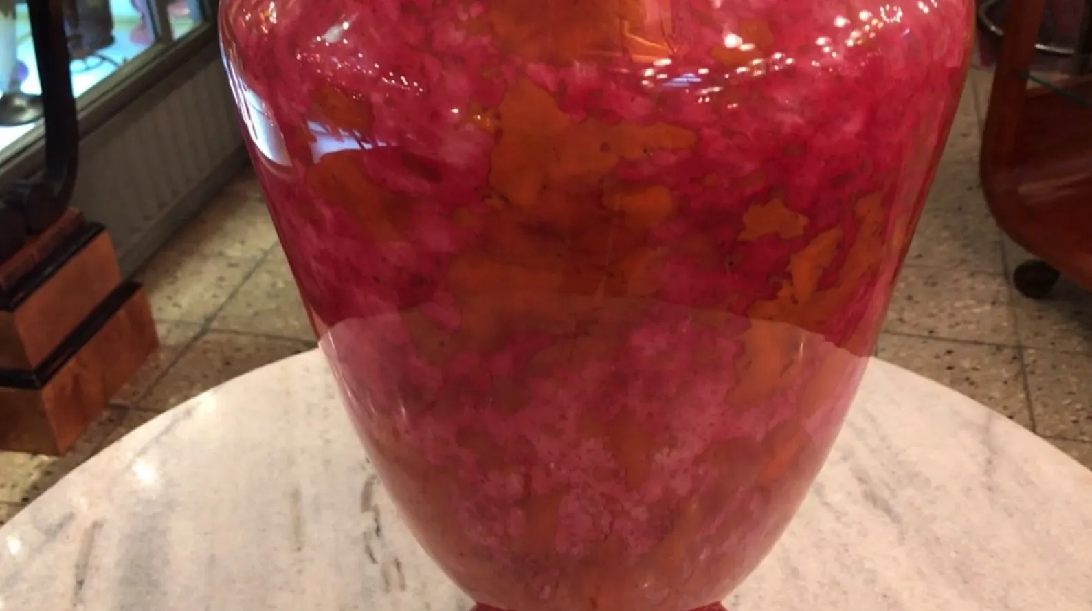 Антикварная ваза в теплых тонах с подписью сверху.