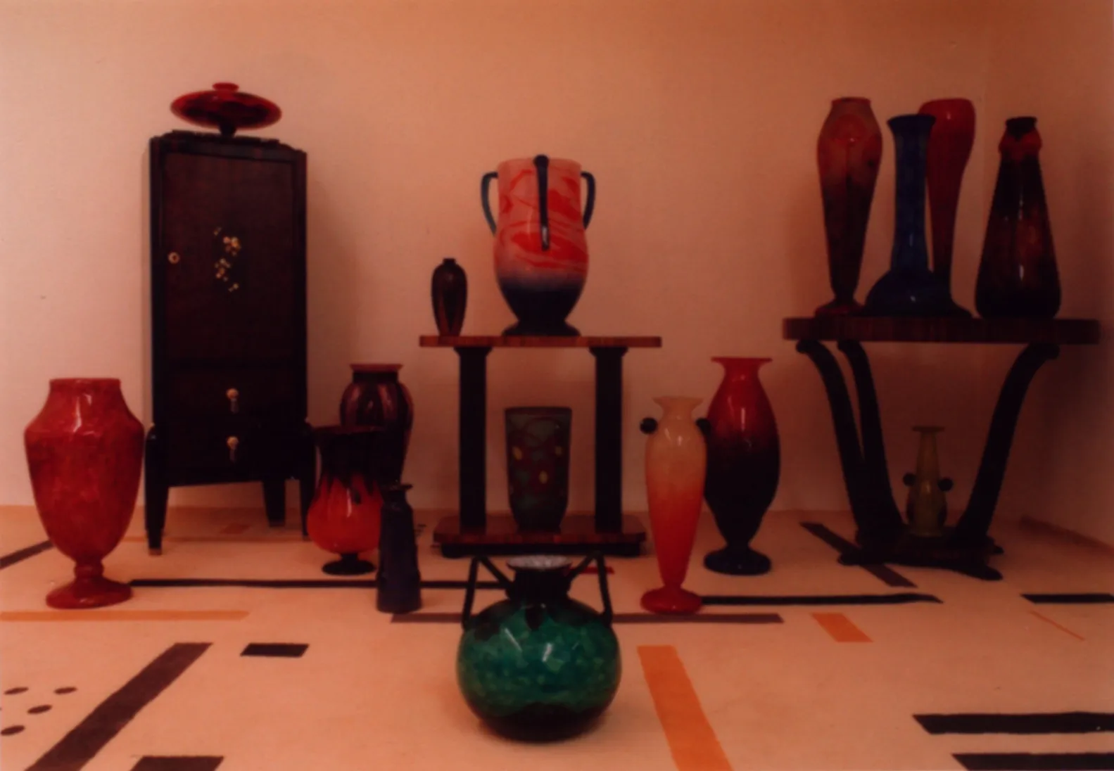 Vidrio firmado Schneider en un ambiente de antigüedades decorativas.