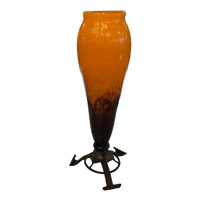 bernsteinfarbener Vase aus signiertem Glas mit dekorativem Fuß