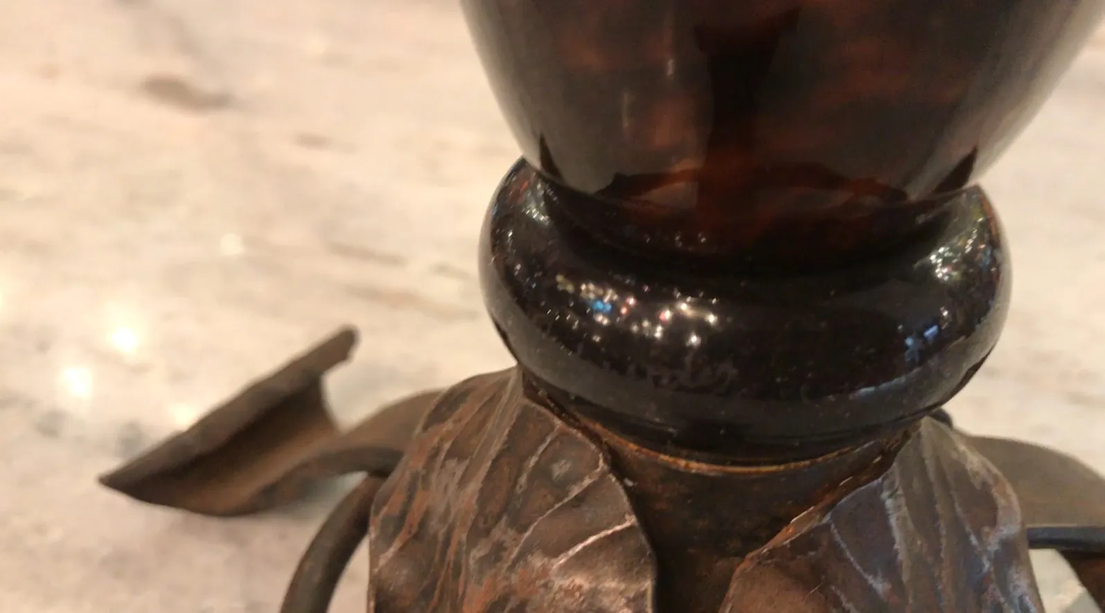 Элегантное подписанное стекло с характерной основой.