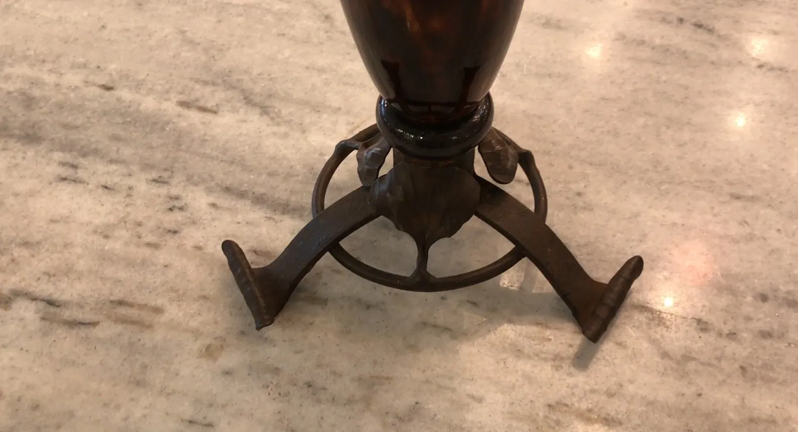 Ornamentalbasis des signierten Glases Schneider mit klassischem Design.