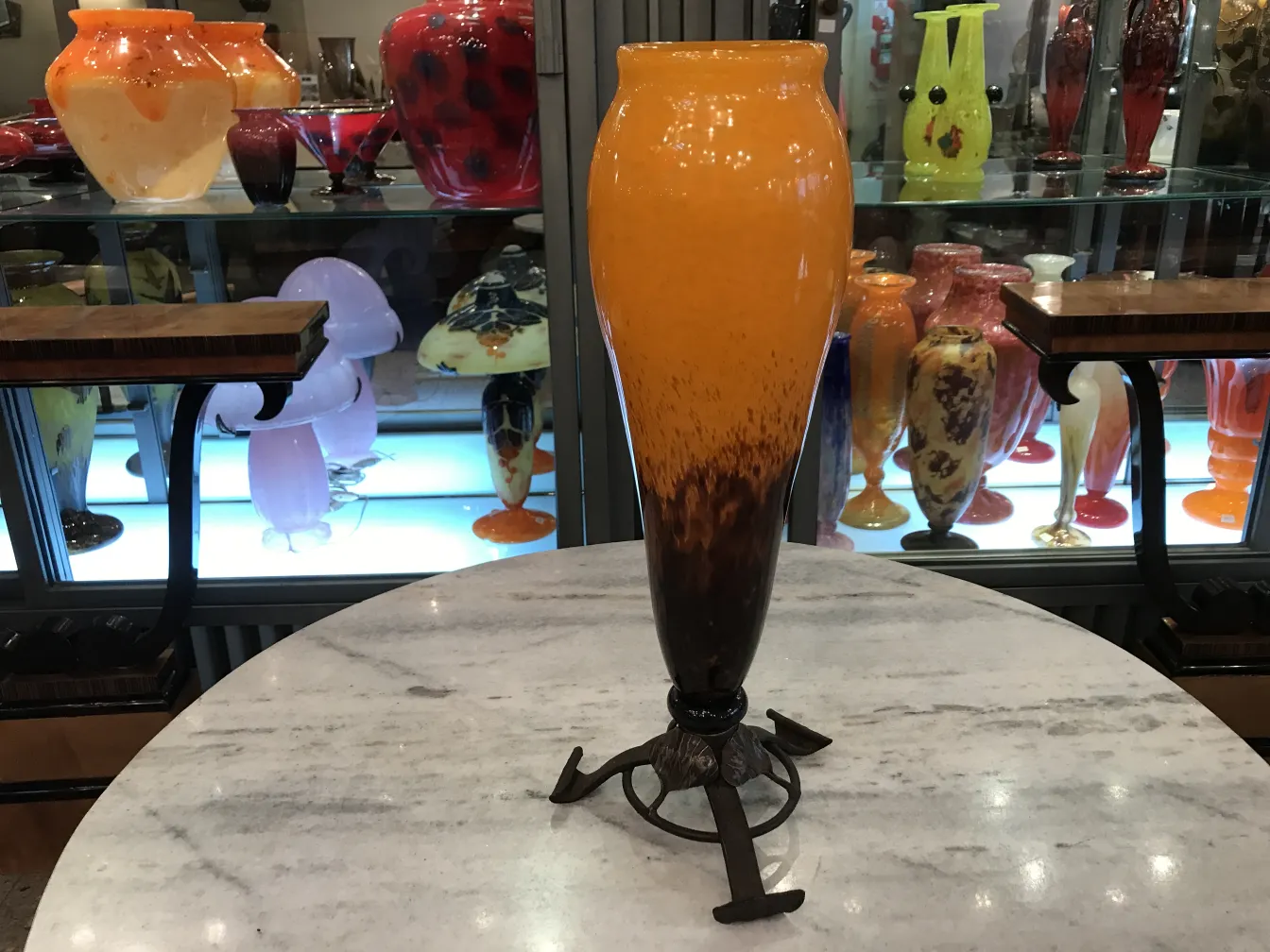 vaso antiguo de vidrio, con firma Schneider, fondo oscuro y naranja