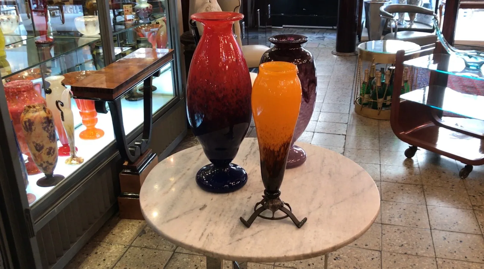 Tercer jarrón de vidrio decorativo en la mesa