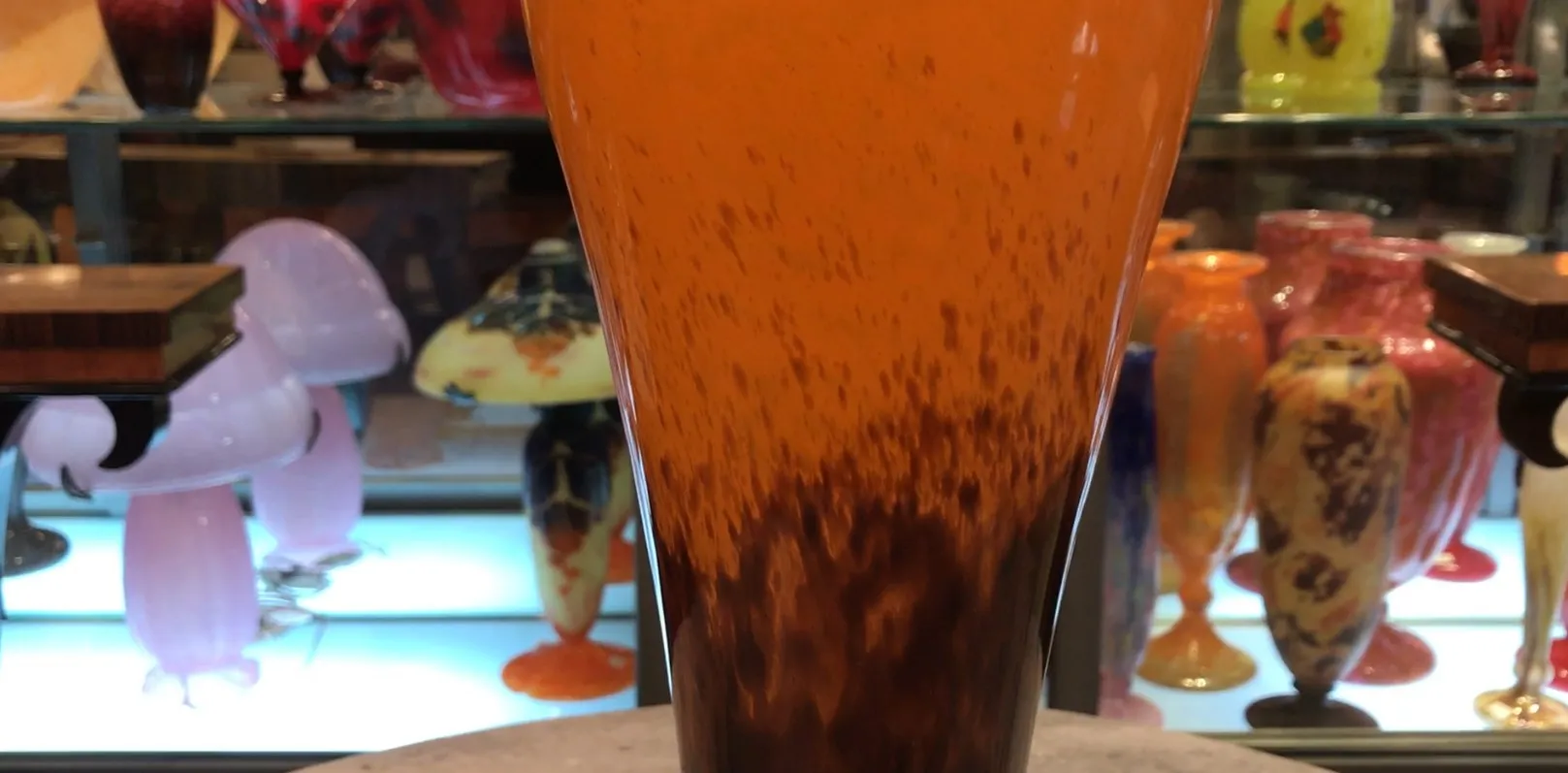 verre ancien avec une signature au bas, couleur orange et marron