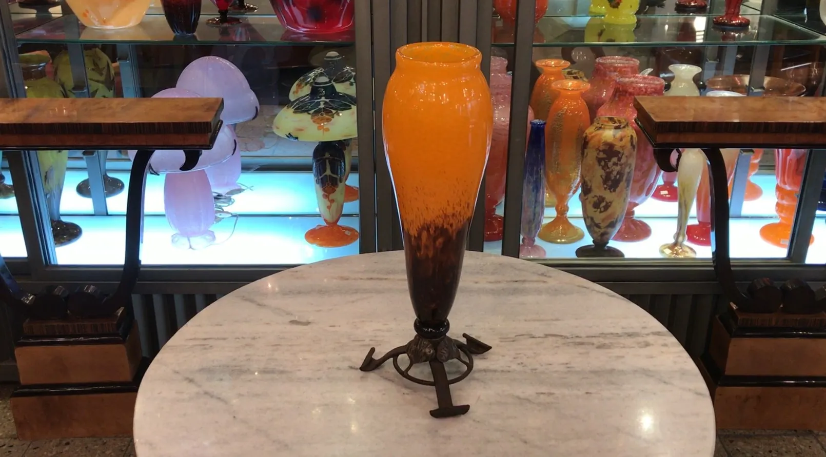 Vieux verre bleu et jaune signé, scène avec d'autres objets