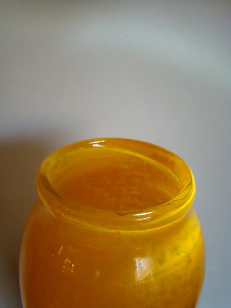 visão frontal de um vidro amarelo antiguidade com assinatura visível