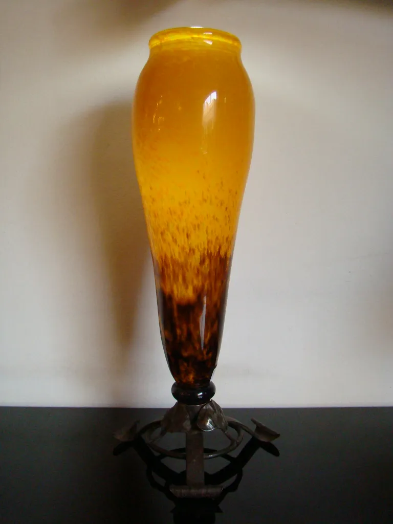 деталь антиквариата из подписанного стекла Шнайдера, с янтарными тонами