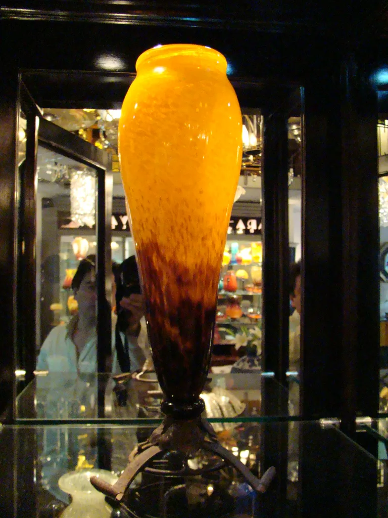 vase antico firmato Schneider in esposizione