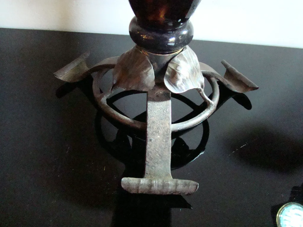 metallbasis mit floralem design und dekorativem glas von schneider