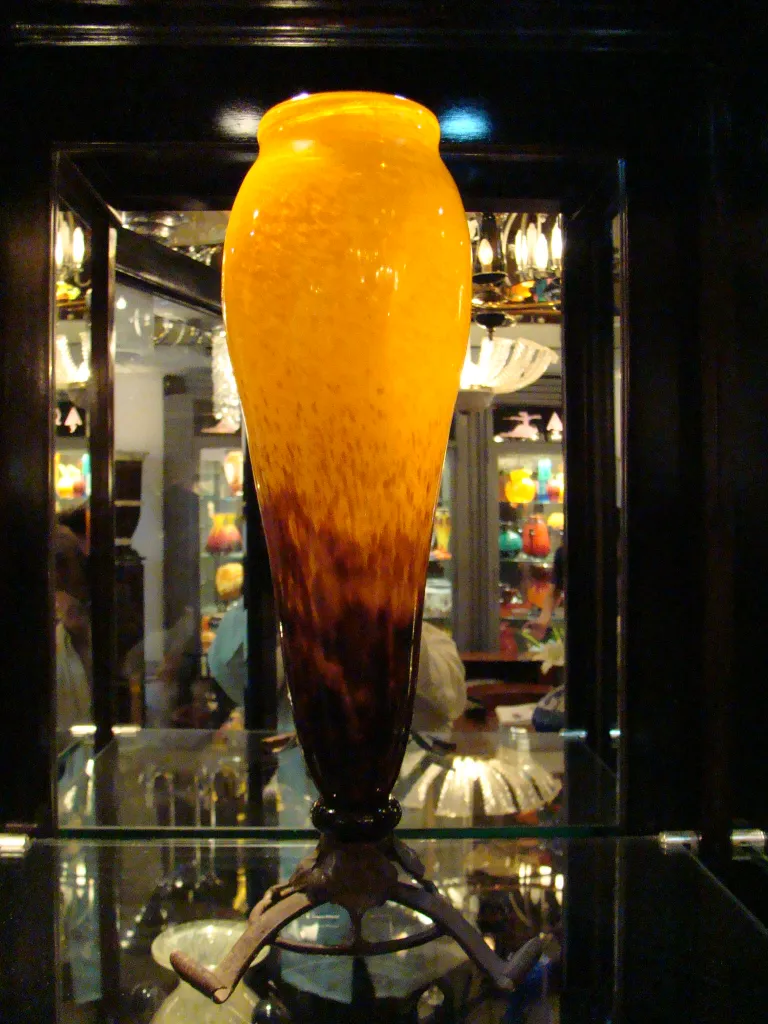 Magnifique verre signé Schneider couleur ambre dans une vitrine
