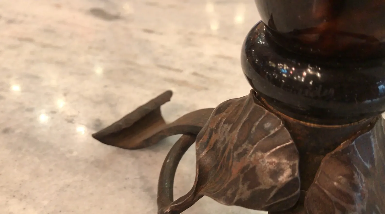 エレガントな設定のシュナイダー署名入り古いグラス