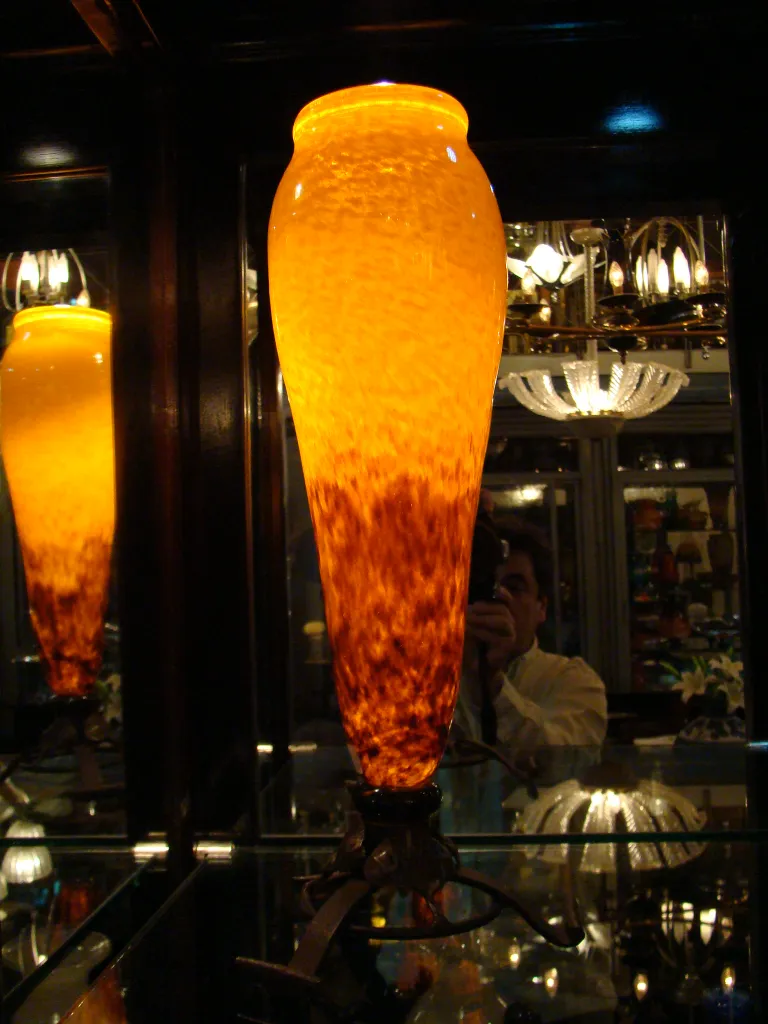 vase antique in vetro firmato di Schneider con dettagli color ambra