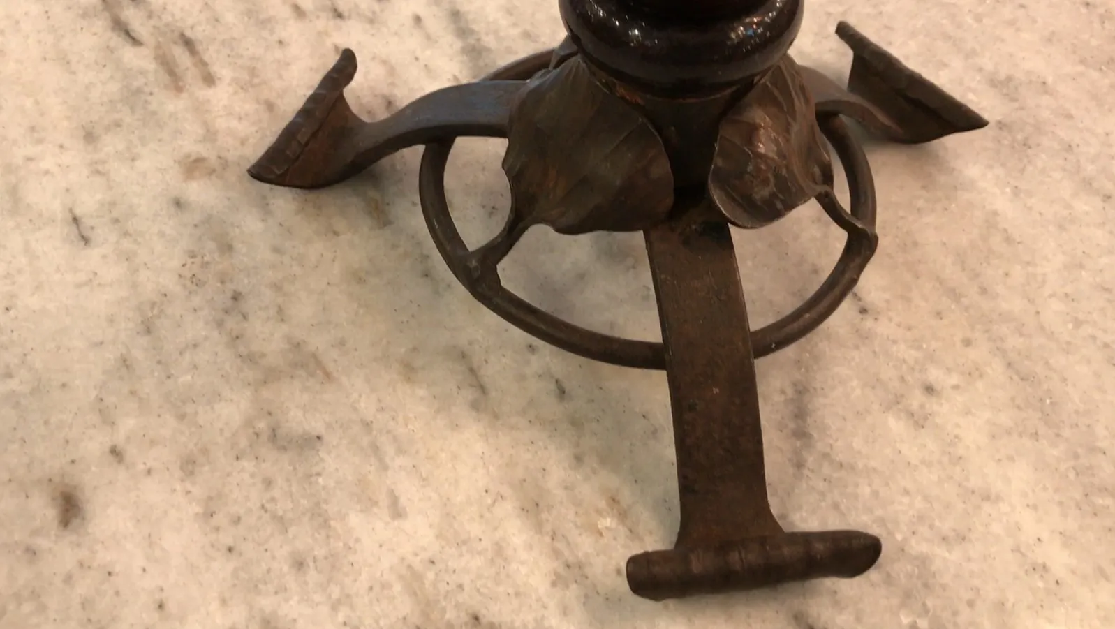 Antikes Stück mit signiertem Glas von Schneider, Detail der Basis