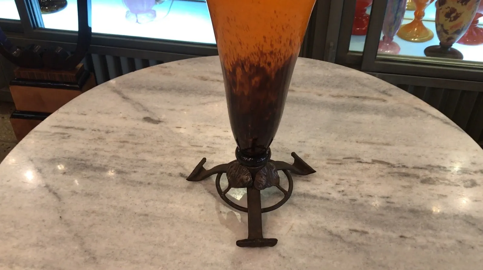 antikes glas mit unterschrift und französischem dekorativem sockel