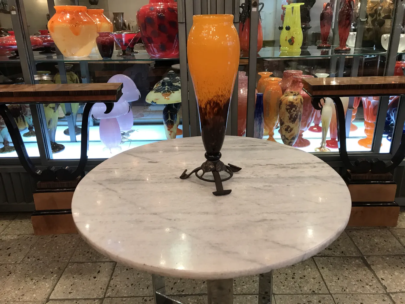 vidrio antiguo de firma Schneider con tonos naranjas, fondo decorativo