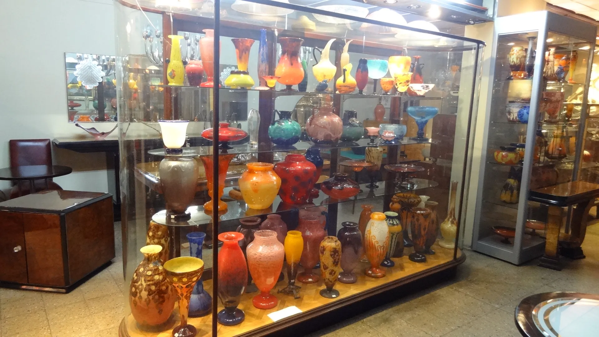 verre ancien avec la signature de Schneider, exposé dans une vitrine