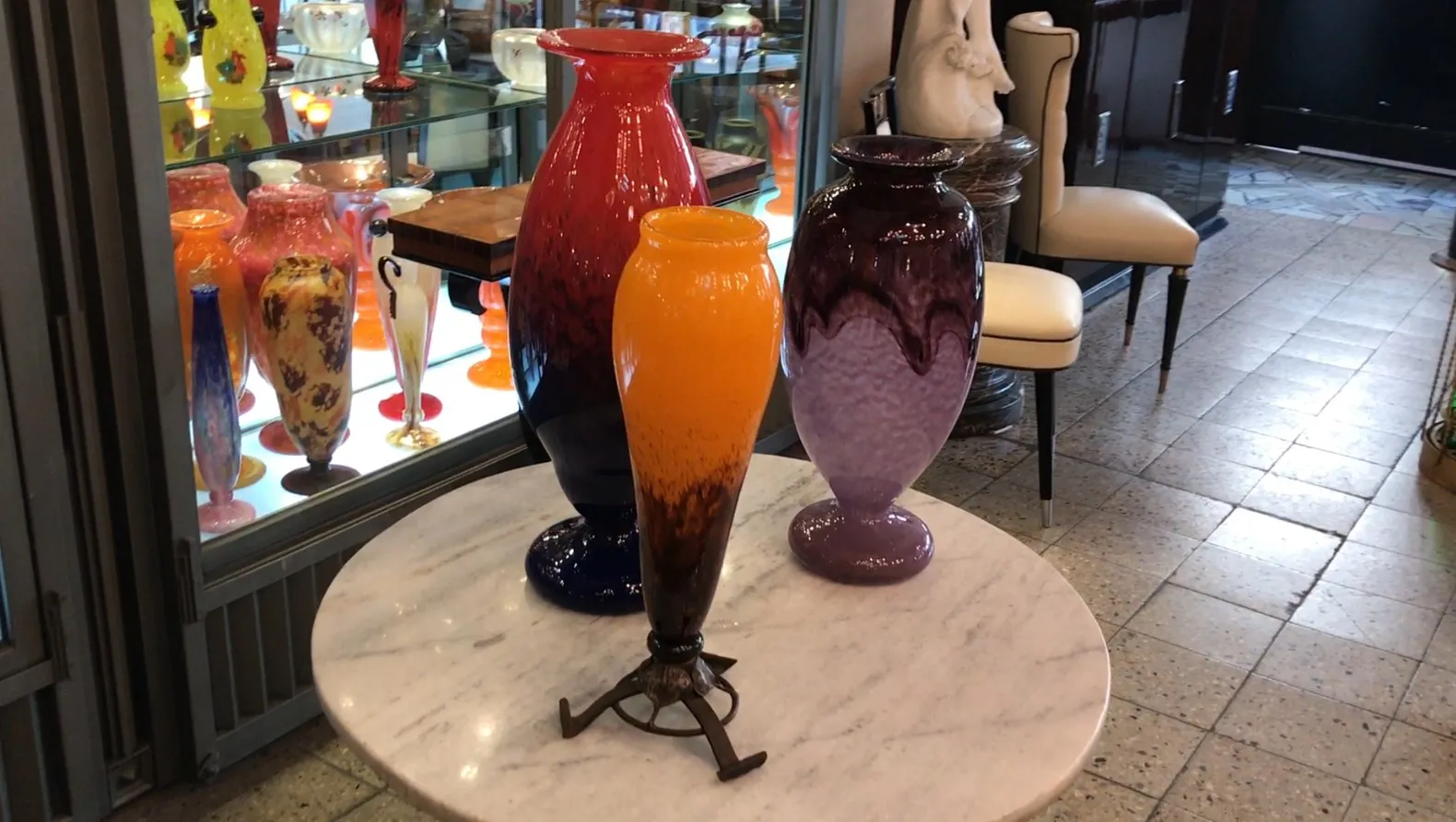 Vetro firmato di Schneider in colori vivaci, decorativo in ambiente antico.