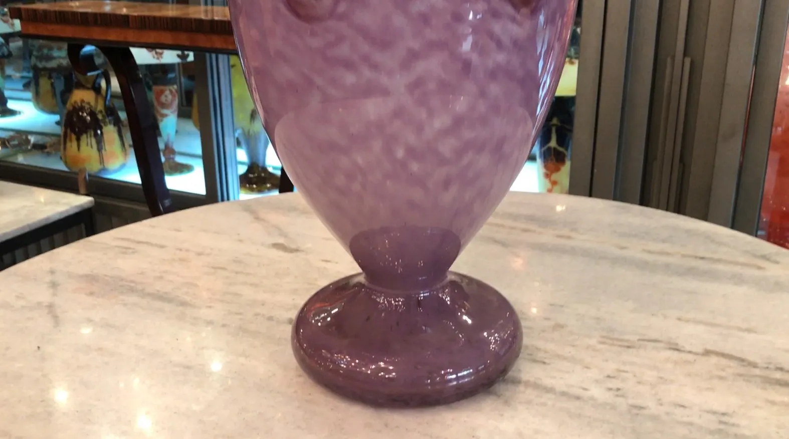 Vaso antico in vetro firmato da Schneider, colore viola, base rotonda.