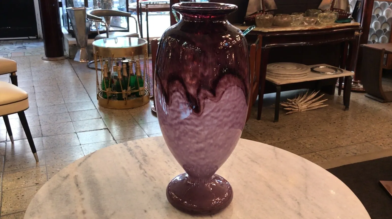 Vase en verre signé Schneider avec des tons violets, décoration élégante