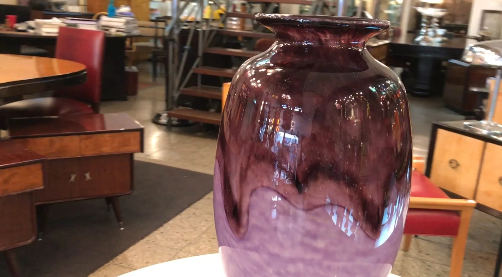 jarrón antiguo firmado en color morado con detalles