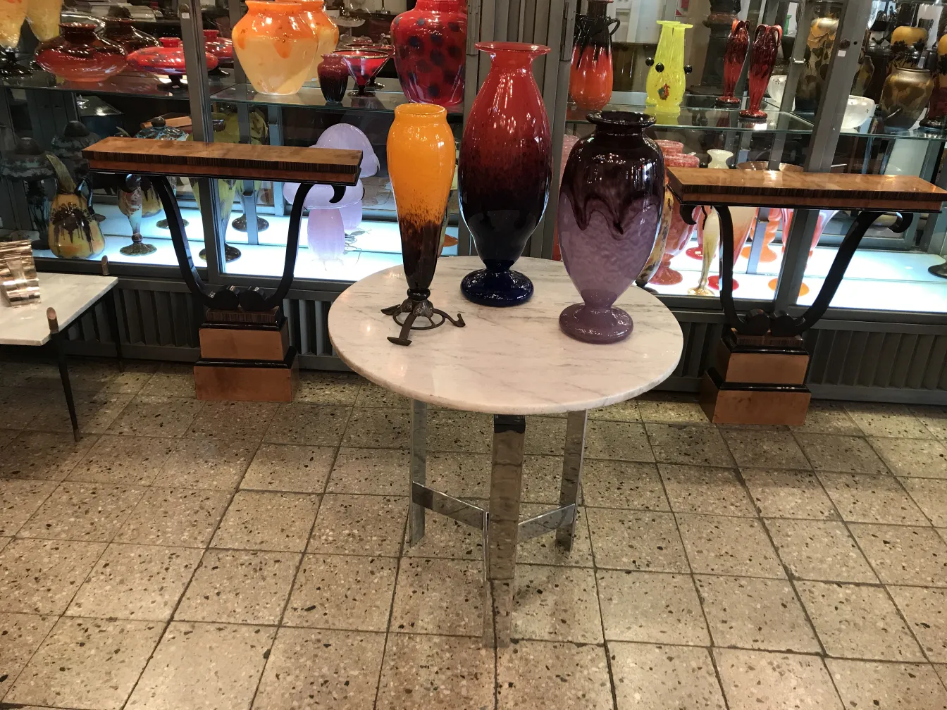 Antiquität mit signiertem Glas Schneider zur Schau