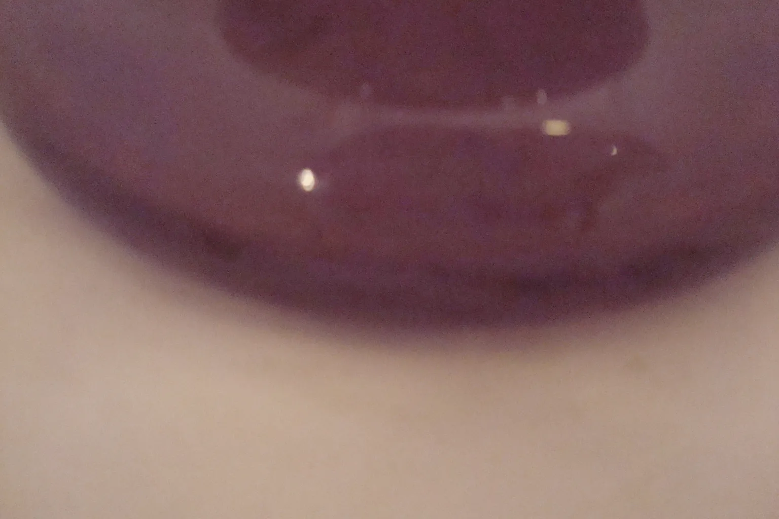 古董签名玻璃施耐德在浅色背景上