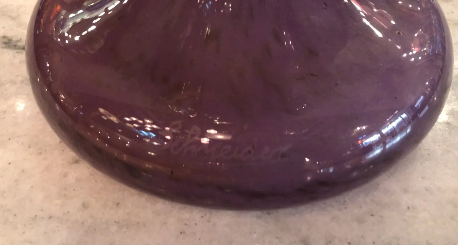 vidro antigo com assinatura Schneider, detalhes delicados, fundo decorativo