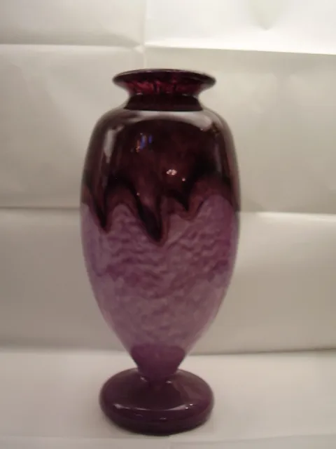 Vaso decorativo de vidro assinado por Schneider, em tons de roxo.