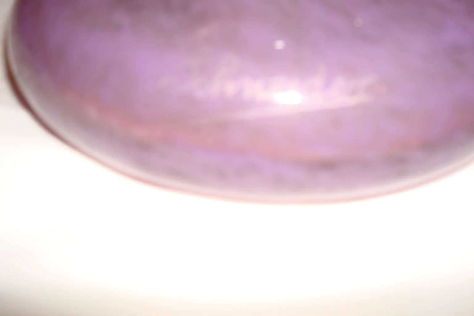 antikes signiertes Glas mit subtilen lila Farbtönen