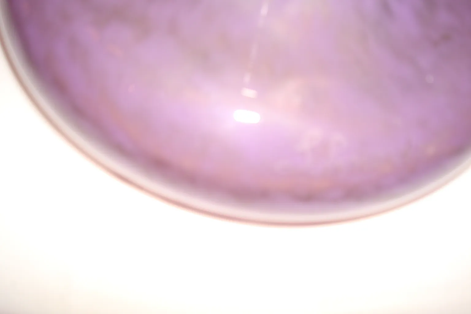 Vetro antico firmato da Schneider in tonalità viola con dettagli visivi