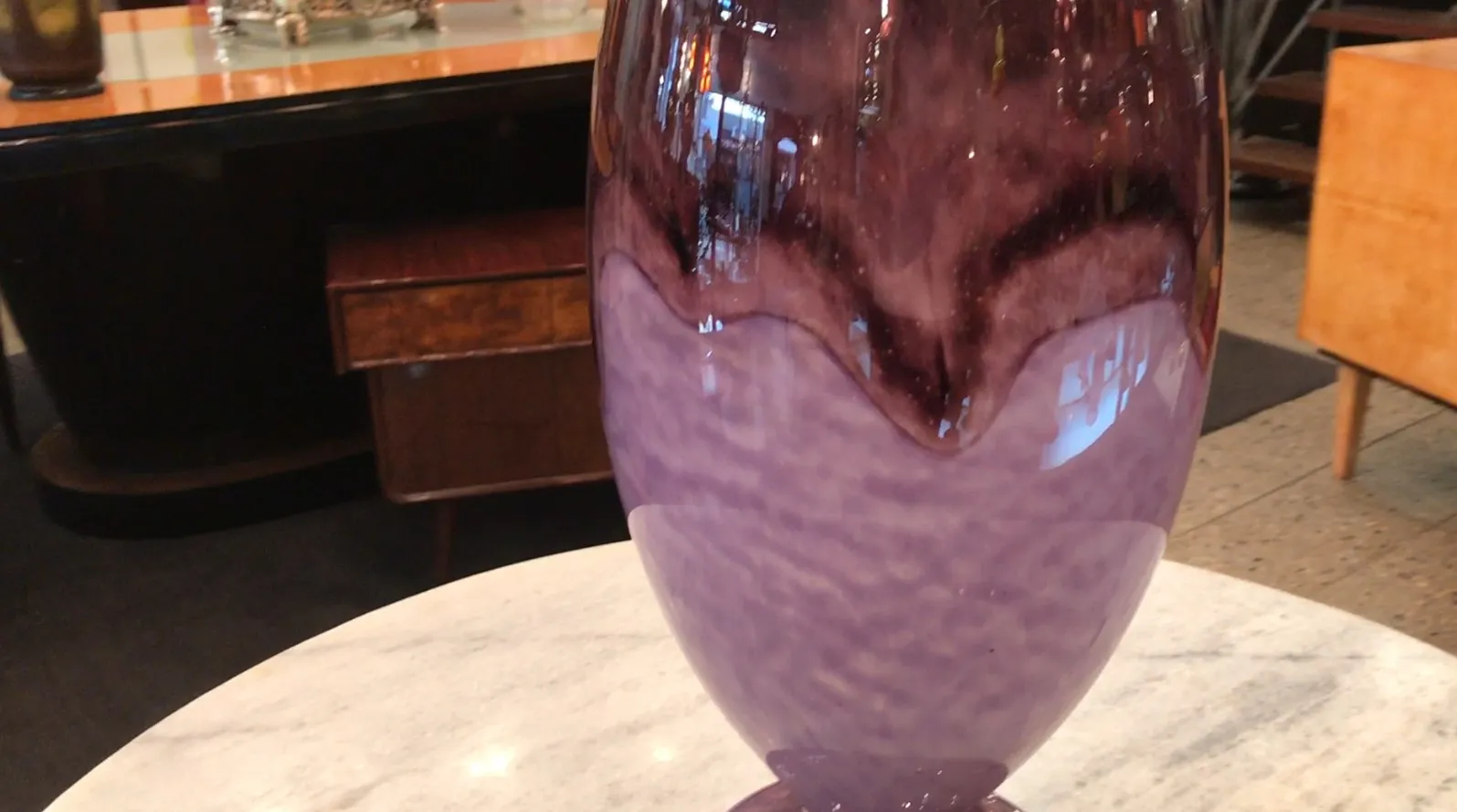 Vaso de vidro antigo assinado por Schneider, tons púrpuras