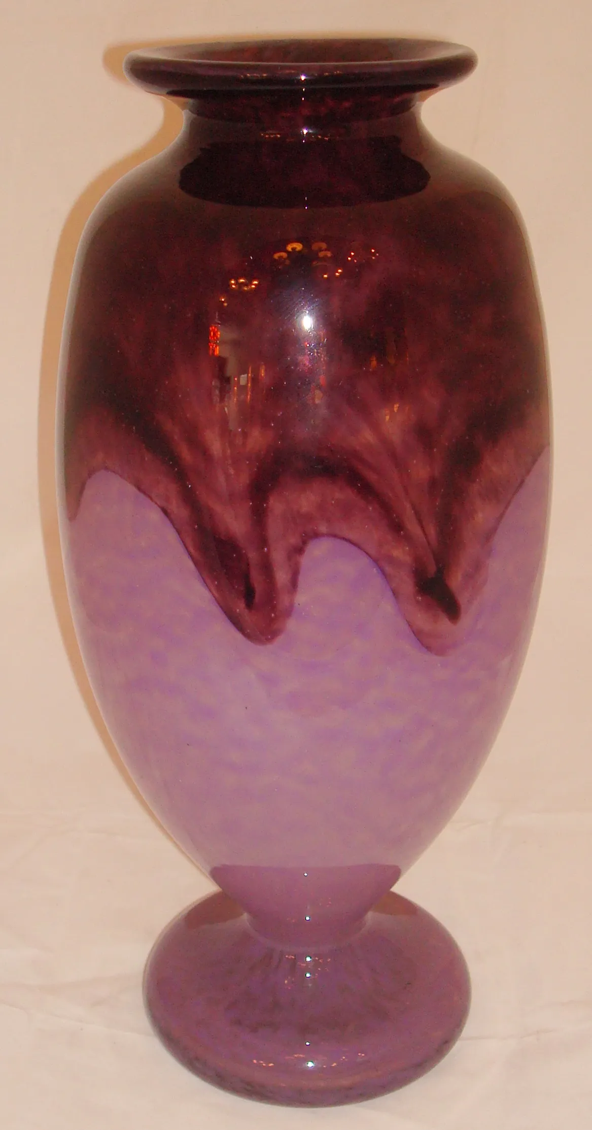 vase ancien en verre signé de teintes violettes