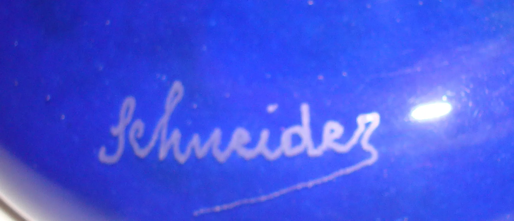 antikes Glas mit Unterschrift von Schneider auf blauem Hintergrund