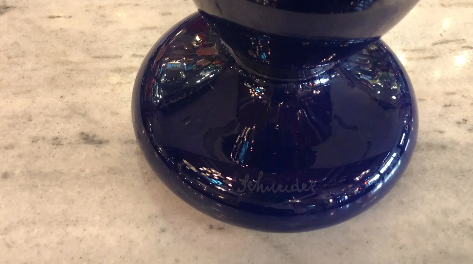 vidrio firmado de color azul oscuro con fondo reflectante