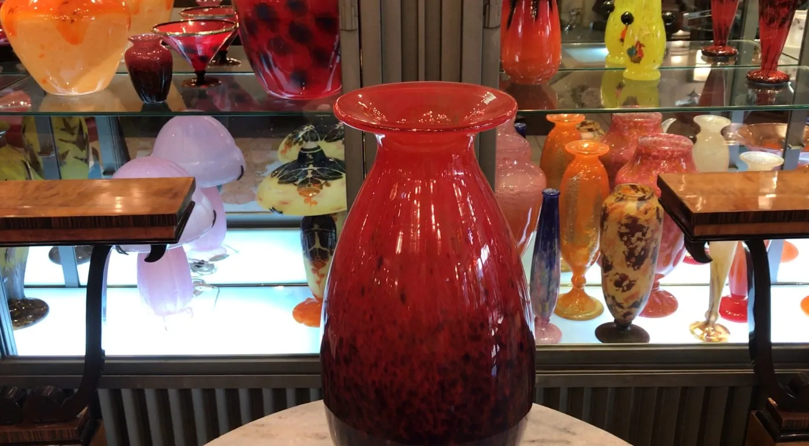 Vase en verre signé par Schneider avec une base rouge sombre