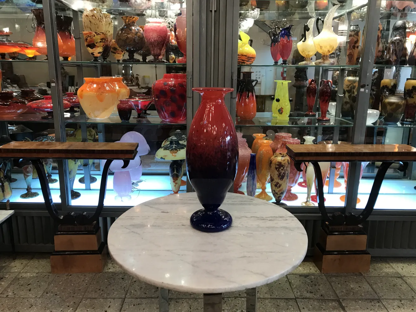 vase en verre signé par schneider, décoré de couleurs vives en exposition
