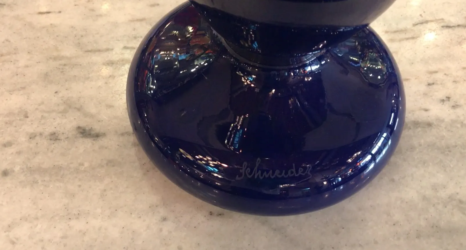 vidrio antiguo firmado por Schneider, elegante diseño azul