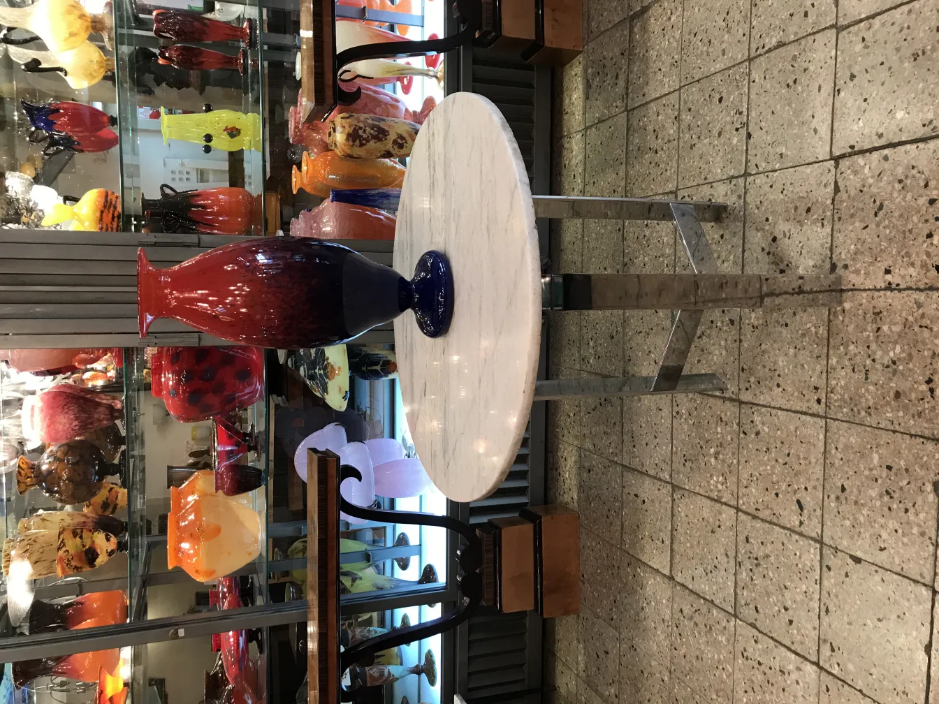 antike signierte Glasvase, rote und blaue Farben, dekorativer Hintergrund