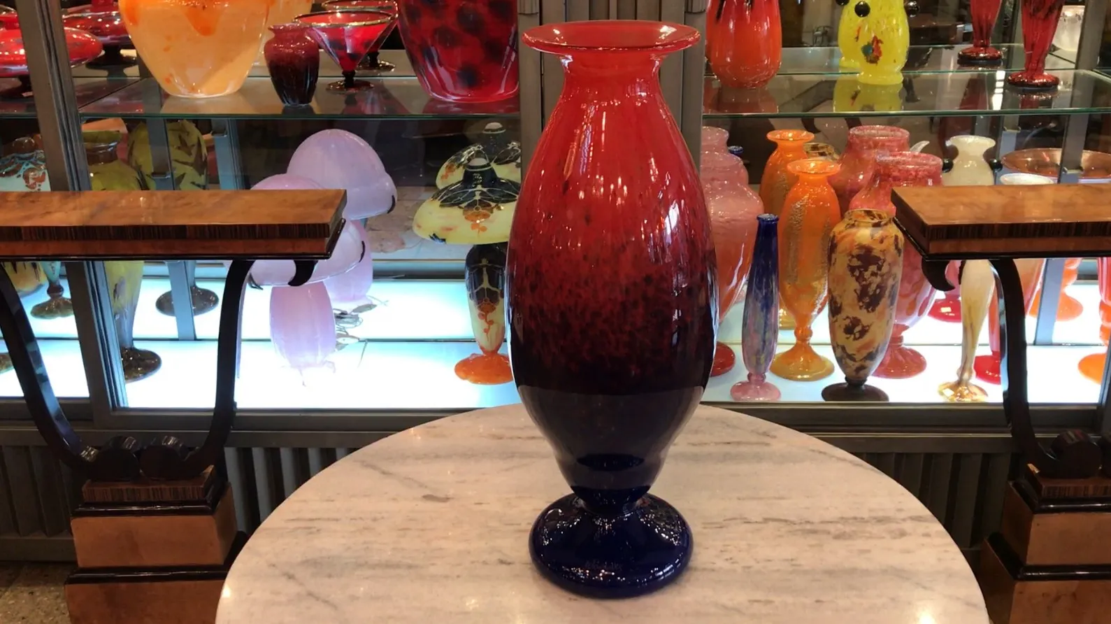 antikes Glas mit einem markanten und bunten Design, illustrativer Hintergrund