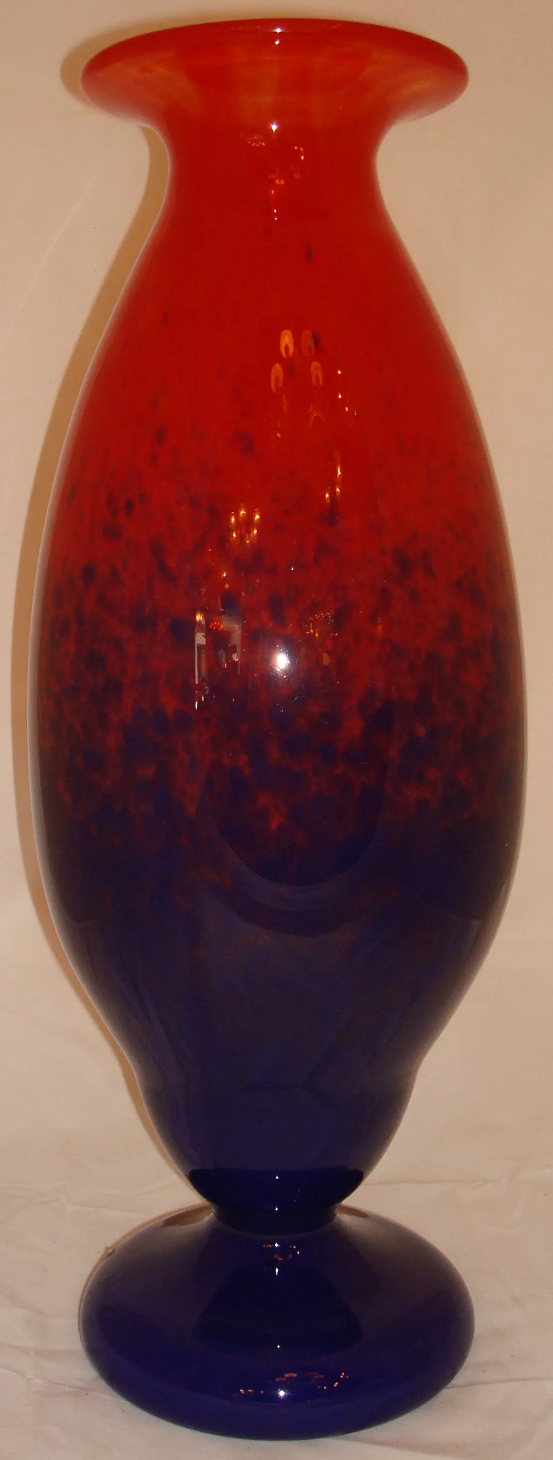 Pièce antique avec un design attrayant, rouge et bleu.