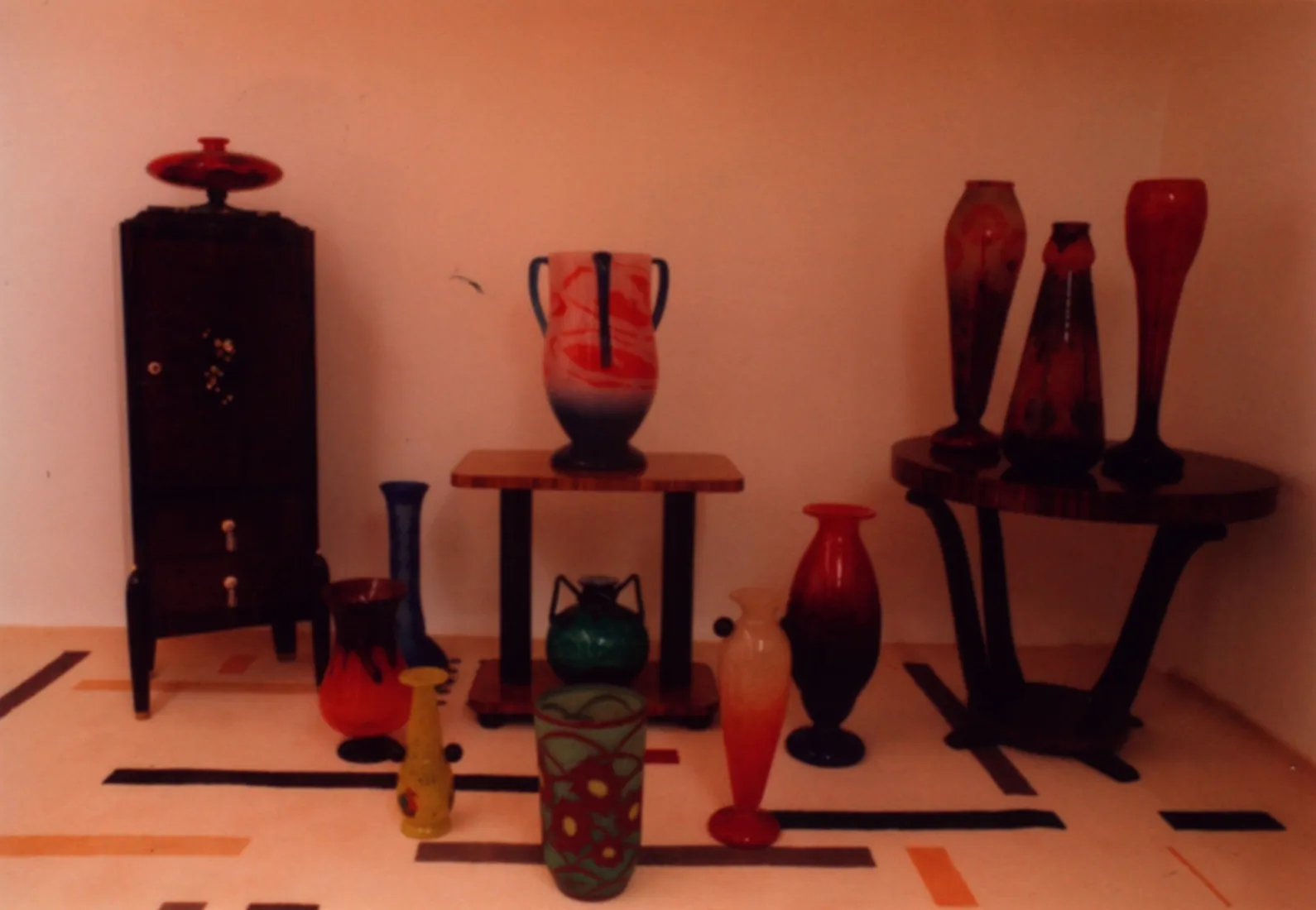 Ancien verre signé par Schneider, coloré et de forme unique, faisant partie d'une collection d'antiquités.