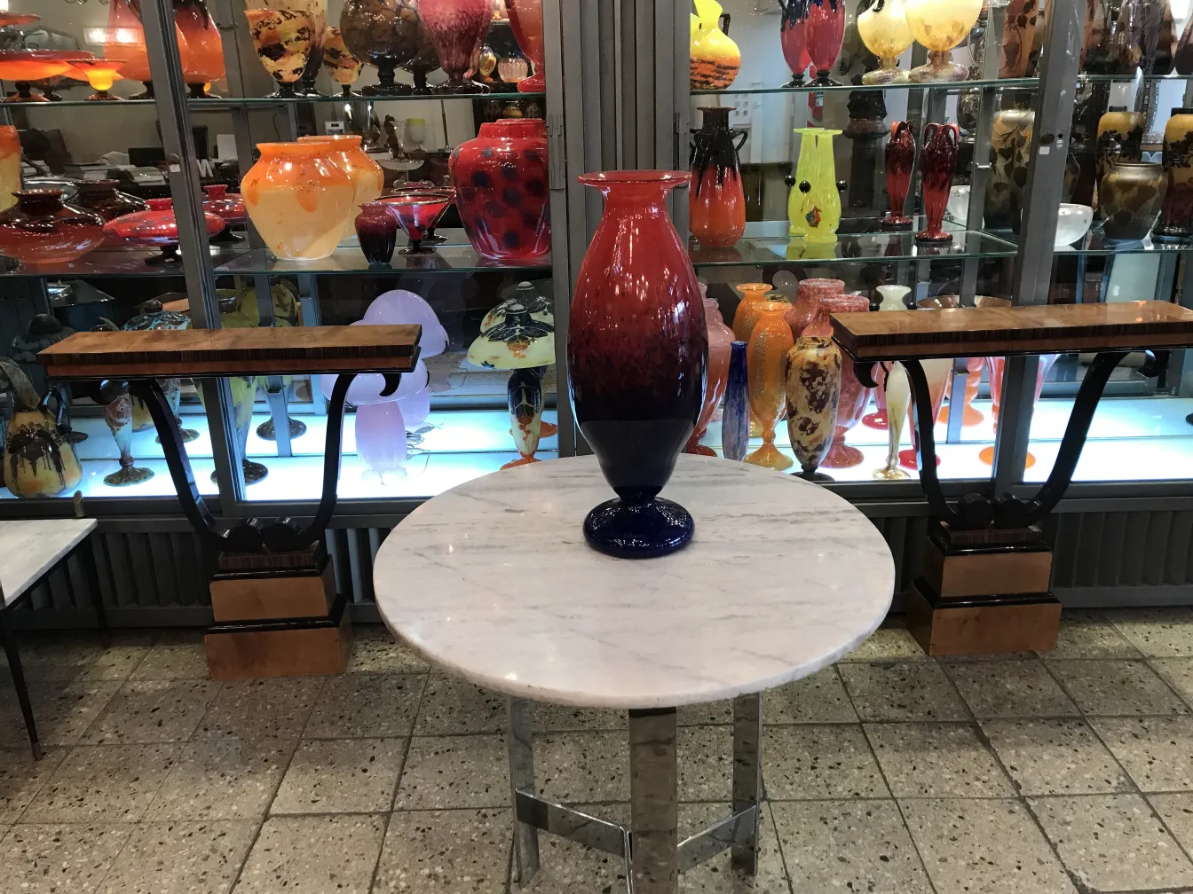 Antico vetro firmato da Schneider in un contesto di collezione.