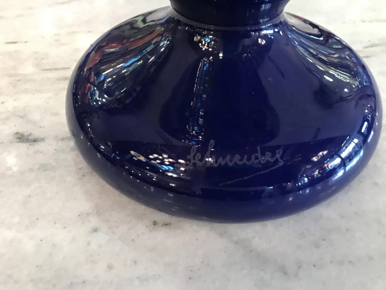 blaues-antikes-glas-mit-schneider-unterschrift-am-boden